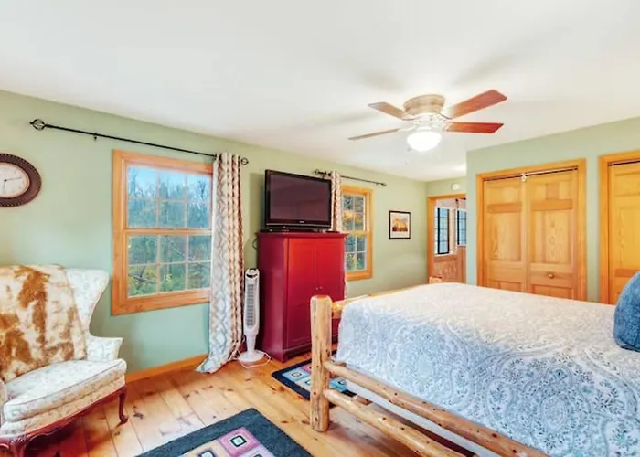 Secluded Cabin On 10 Acres - Hot Tub & Game Room!