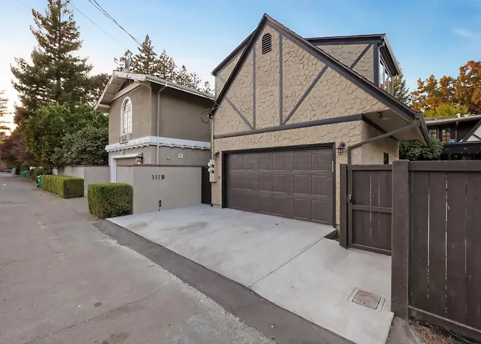 New Tudor Cottage One Block From Chico State And Downtown With Private Garage