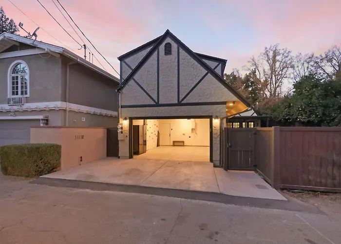 New Tudor Cottage One Block From Chico State And Downtown With Private Garage