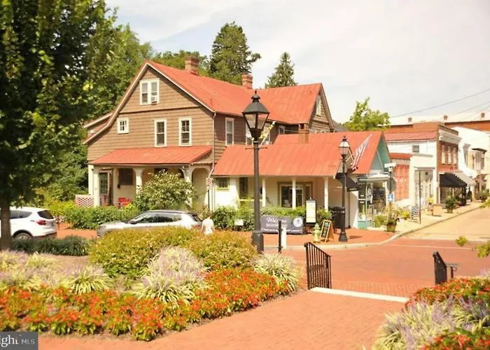 Spectacular Location Two Bedroom State Circle Apartment