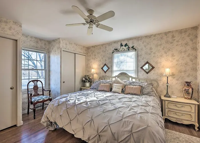 Cozy Kansas City Home W/ Yard - 9 Mi To Dtwn!