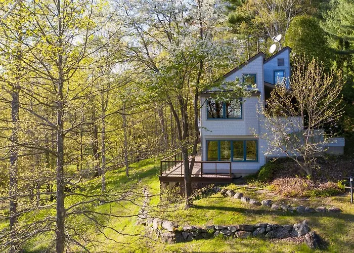 Private Home Overlooking Stevens Lake