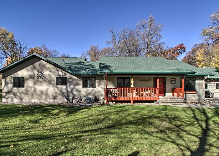 Cabin W/ Fire Pit & Movie Room, 1 Mi To Lake