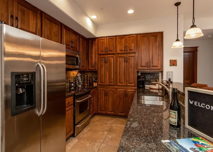 Modern Riverstone Condo With Grand Deck - Steps To Shops, Restaurants, Trails And River