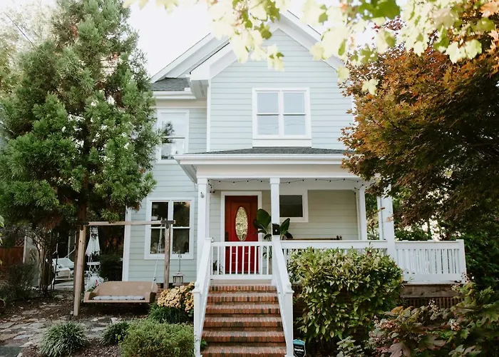 Home With Outdoor Oasis In Downtown Raleigh!
