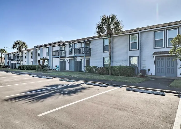 Pool & Tennis: Walkable Fernandina Beach Escape