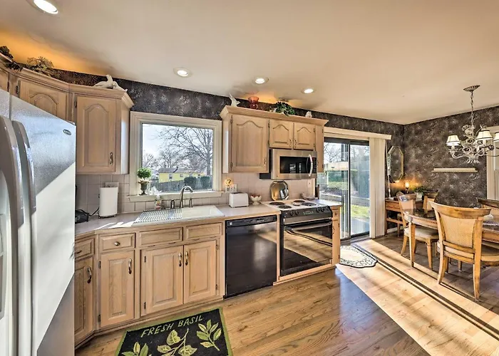 Cozy Kansas City Home W/ Yard - 9 Mi To Dtwn!