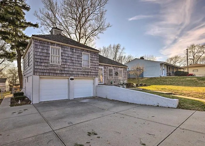 Cozy Kansas City Home W/ Yard - 9 Mi To Dtwn!