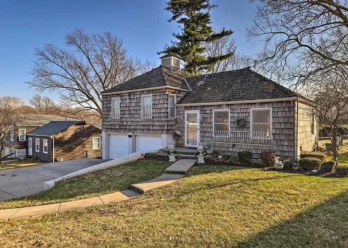 Cozy Kansas City Home W/ Yard - 9 Mi To Dtwn!