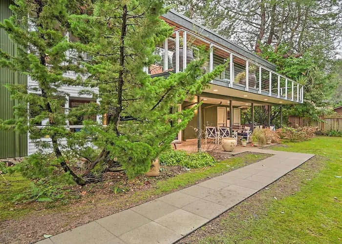 Edmonds Apartment With Private Wine Cellar!
