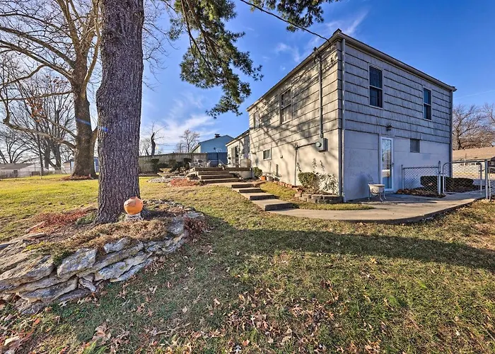 Cozy Kansas City Home W/ Yard - 9 Mi To Dtwn!