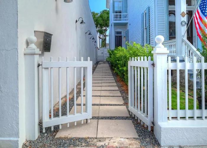 Banana Bay Boutique Retreat Near Cruise Port One Mile To Beach With Free Bikes