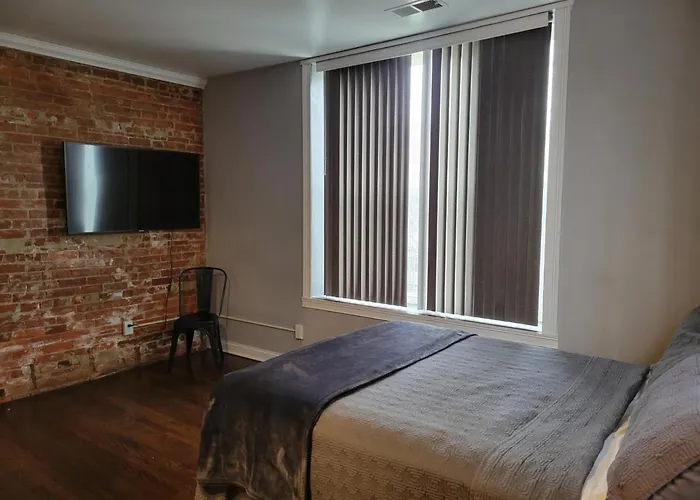 Modern Style And Comfort Near Uc