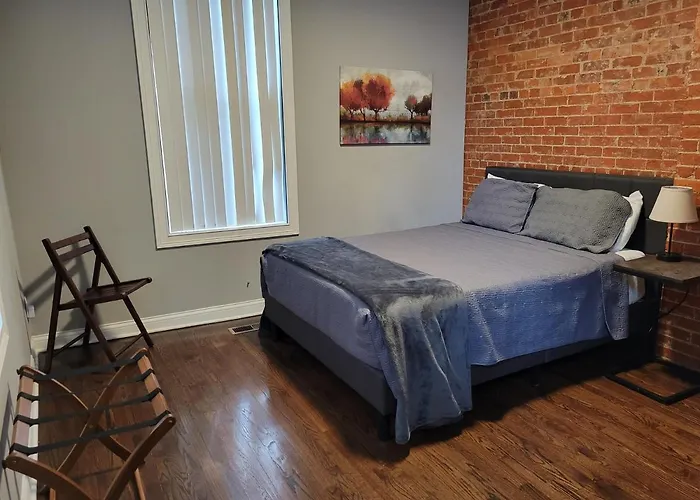 Spacious Industrial Split Level With A Balcony