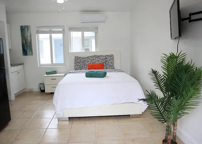 Singer Island Inn Studio/ Walk To The Beach