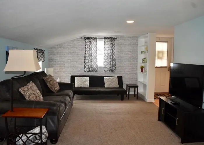 Cozy 2Nd Story Flat Near Downtown