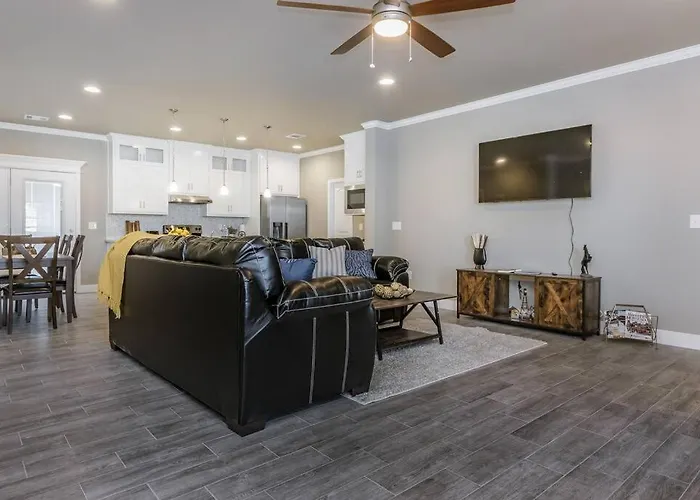 Beautifully Decorated New Home, King Bed, Washer/Dryer & Fully Stocked Kitchen