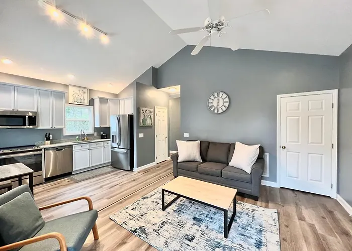 Charming, Beautiful, Treetop Loft, Prime Location