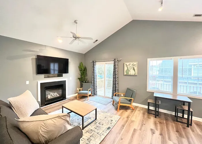 Charming, Beautiful, Treetop Loft, Prime Location