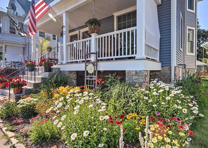 New London Hideaway Near Beaches & Local Spots!