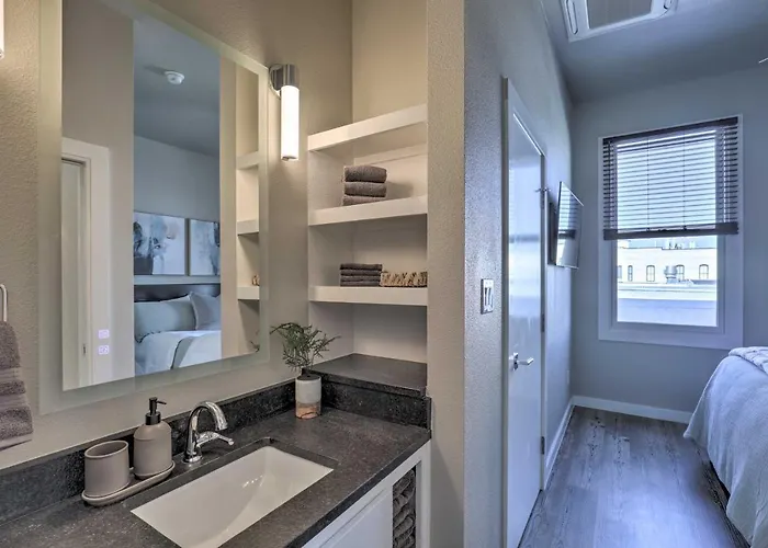 Stylish San Marcos Apt In The Heart Of Dwtn!