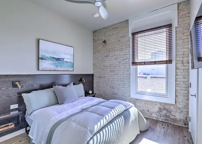 Sleek, Newly Updated Downtown San Marcos Apt!