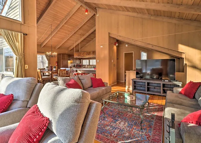 Fire Pit & Grill: Lakefront Poconos Cottage!