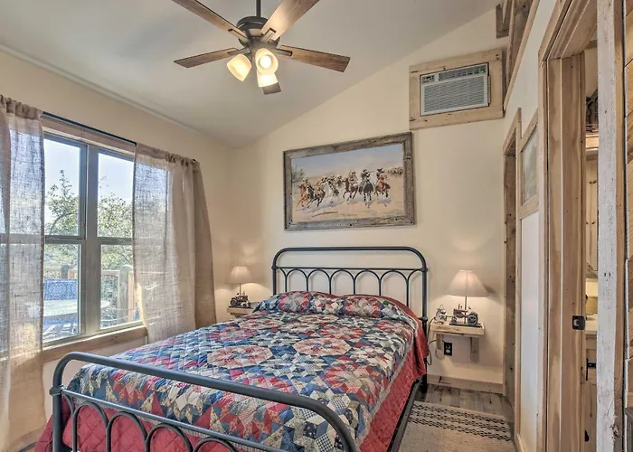 Kerrville Converted Barn Tiny Home W/ Kayaks!