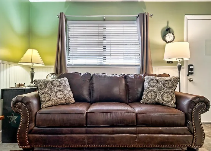Lovely Condo W/ Indoor Pool *Only Steps To Parkway