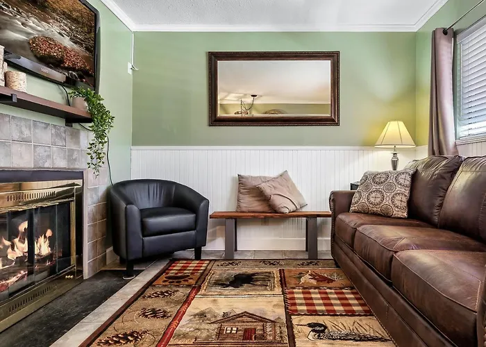 Lovely Condo W/ Indoor Pool *Only Steps To Parkway