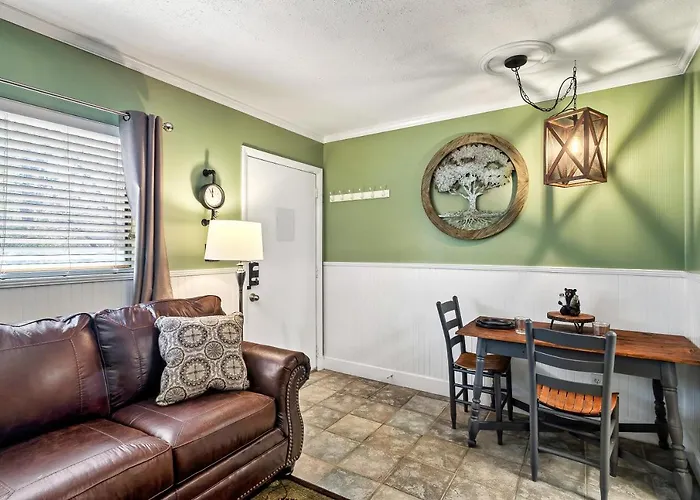 Lovely Condo W/ Indoor Pool *Only Steps To Parkway