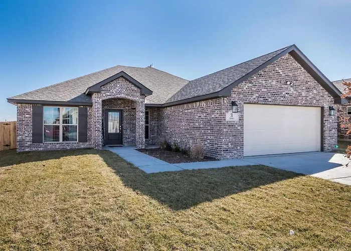 Beautifully Decorated New Home, King Bed, Washer/Dryer & Fully Stocked Kitchen