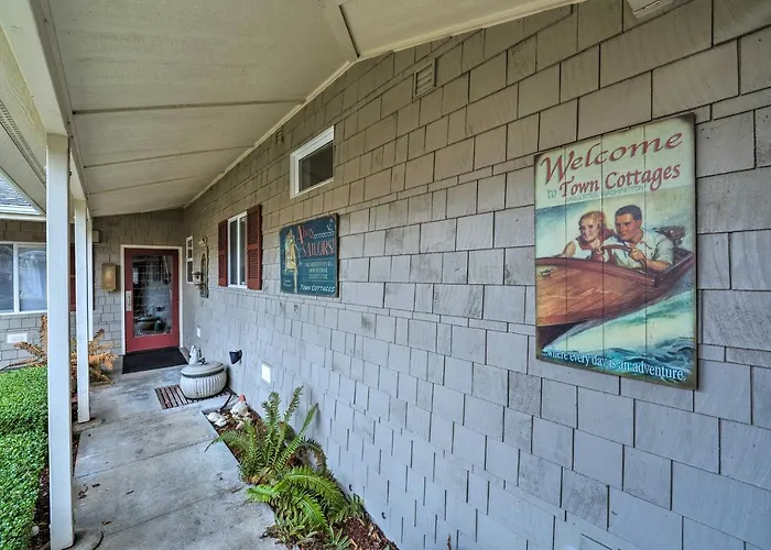 Quaint Cottage W/ Gas Fireplace ~ 1/2 Mi To Beach!