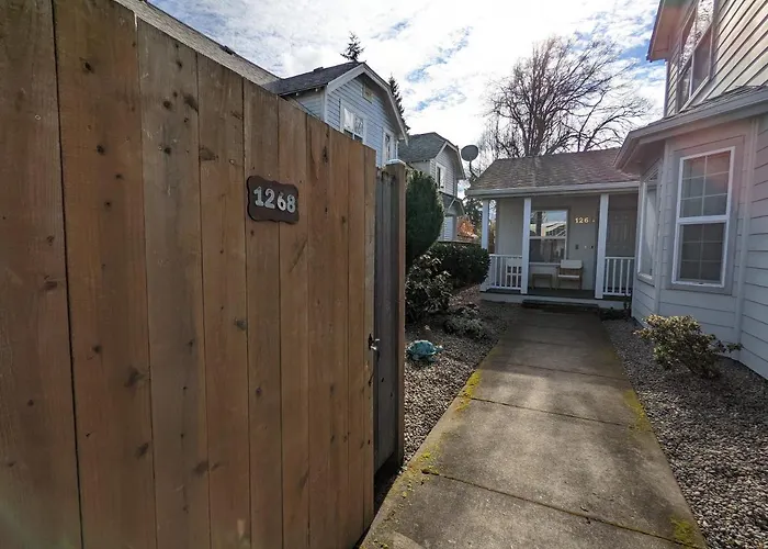 Contemporary 2-Bedroom Close To Downtown, Dining