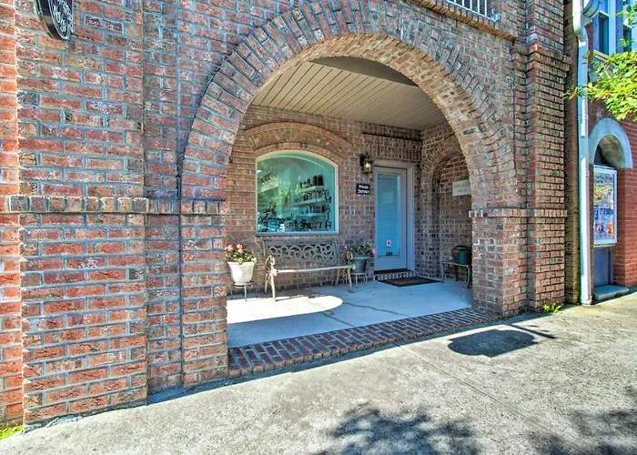 1/2 Mi To Riverwalk! Historic Dtwn Southport Condo