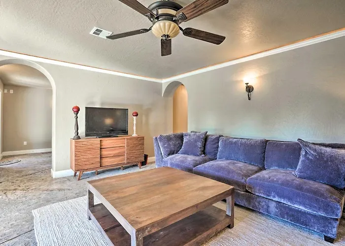 Luxe Getaway W/ Riverfront Views In Grants Pass!