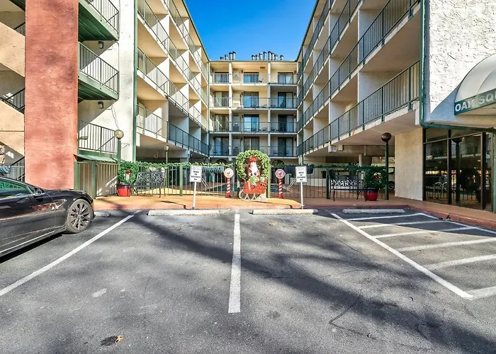 Lovely Condo W/ Indoor Pool *Only Steps To Parkway