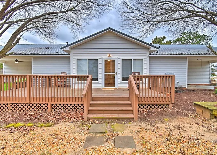 < 1 Mi To Downtown Lillington: Home W/ Deck