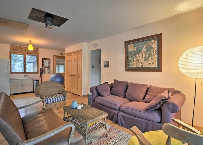 Idyllic Northport Cottage, Walk To Lakeside!