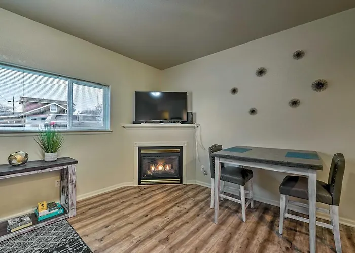 Private Fireplace! Central & Vintage Cottage