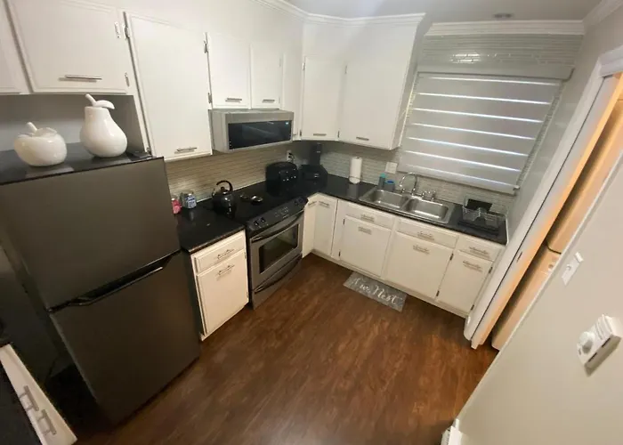 A Modern Apt Close To Downtown