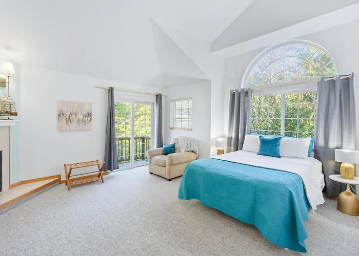 Cannon Beach Retreat: Oceanfront Suites with Fireplaces