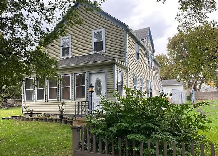 **Stylish Pet Friendly 3 Bedroom House**