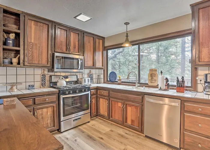 Woodsy Twin Peaks Getaway W/ Hot Tub & Views!