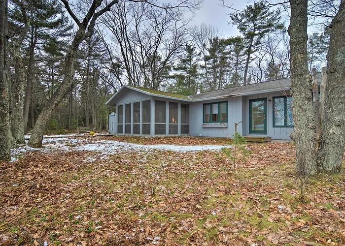 Idyllic Northport Cottage, Walk To Lakeside!