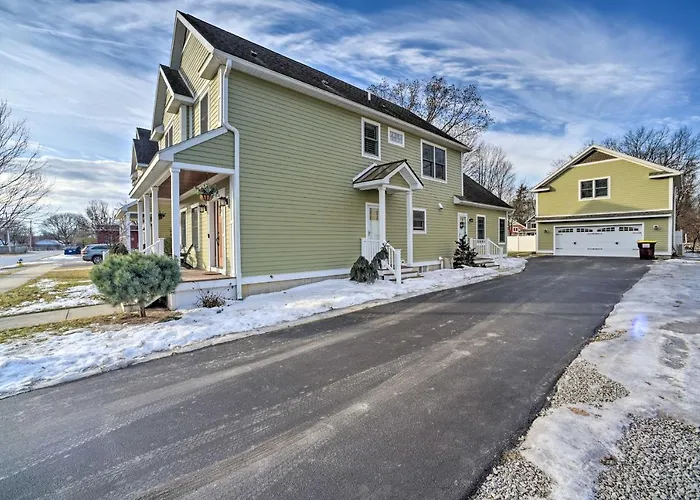 Stunning House W/ Deck, Game Room & Home Gym!