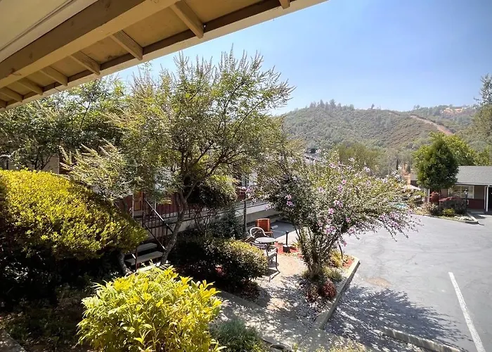 Mariposa Lodge