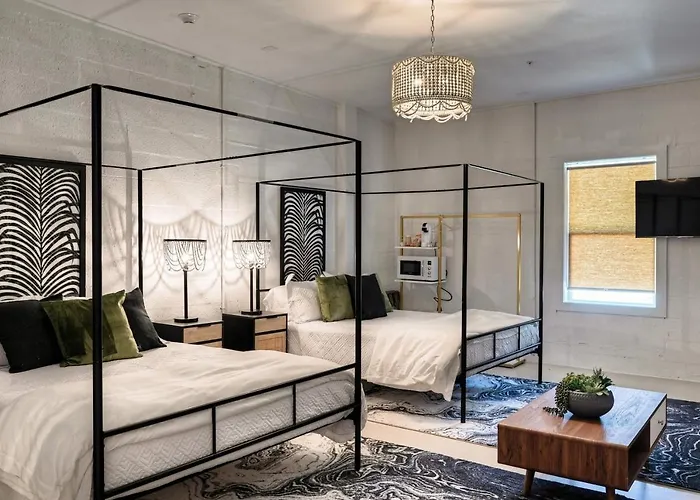 Room 8 Oleander Hotel Downtown Galveston Hotel Near Cruise Terminal & Beach