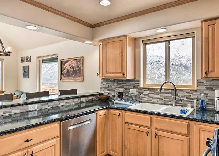 Alaskan Mountain Gem With Private Hot Tub & Gym!