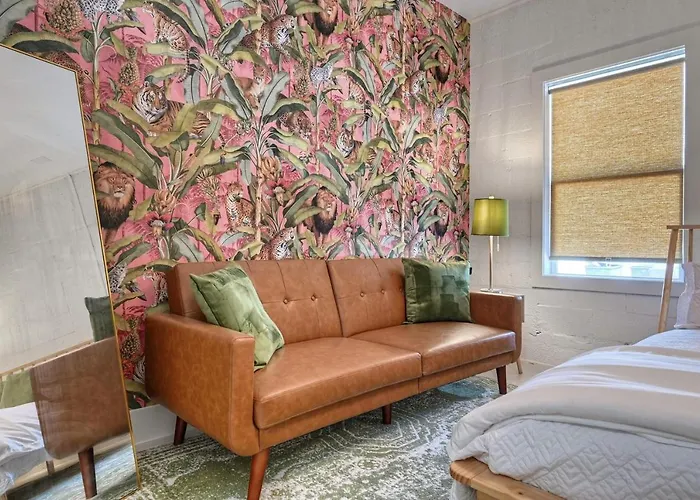 Room 7 Oleander Hotel Walk To Cruise Terminal, Restaurants & The Strand